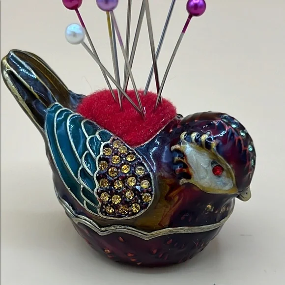 Vintage Decorative Bird Pin Cushion Box with Pins - Picture 4 of 8